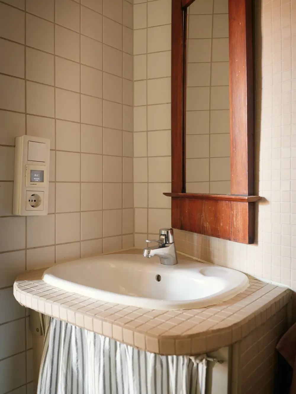 Cozy Spaces and Unique Historical Elements in a Stockholm Apartment 28 historic-character-cozy-one-bedroom-apartment-sodermalm-stockholm-nordroom