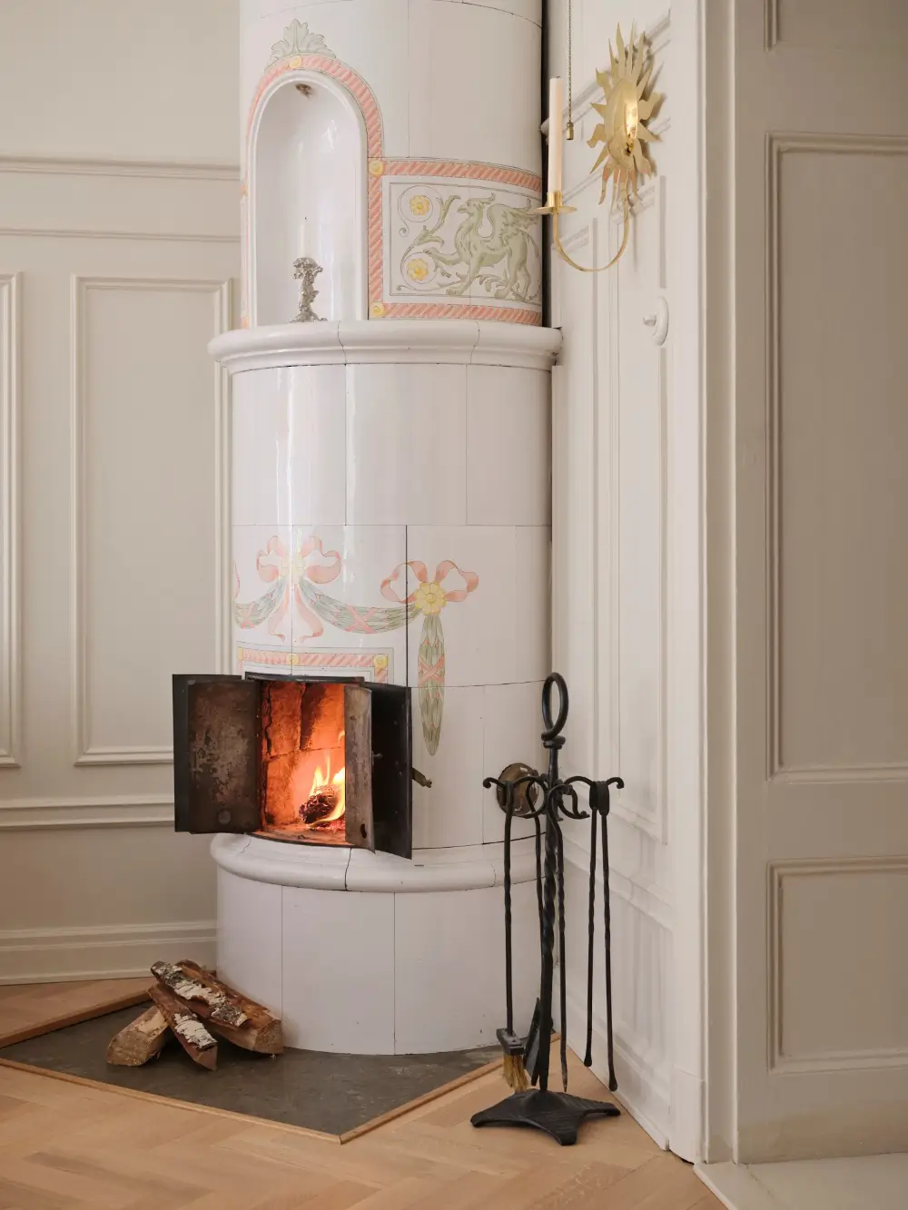 A Decorative Fireplace and Classic Touches in a 592 sq ft Stockholm Apartment 6 large-windows-period-features-renovated-early-20th-century-apartment-nordroom