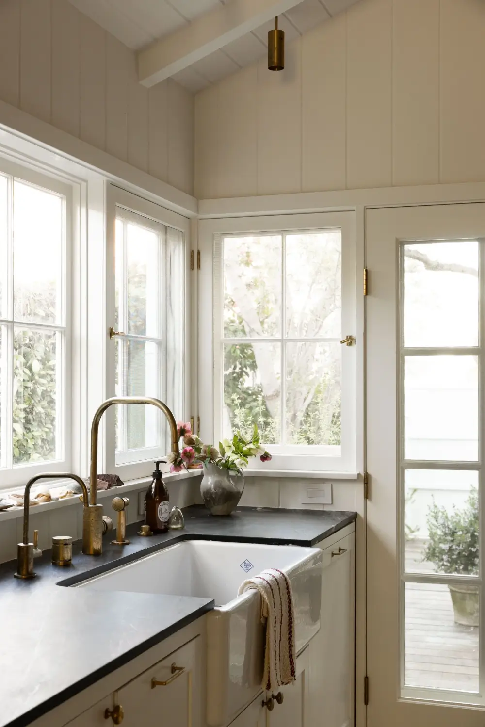 Pitched Ceilings and Light-Filled Spaces in a Venice Canals Home 11 light-filled-house-venice-canals-los-angeles