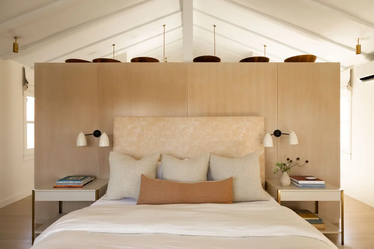 Pitched Ceilings and Light-Filled Spaces in a Venice Canals Home 15 light-filled-house-venice-canals-los-angeles
