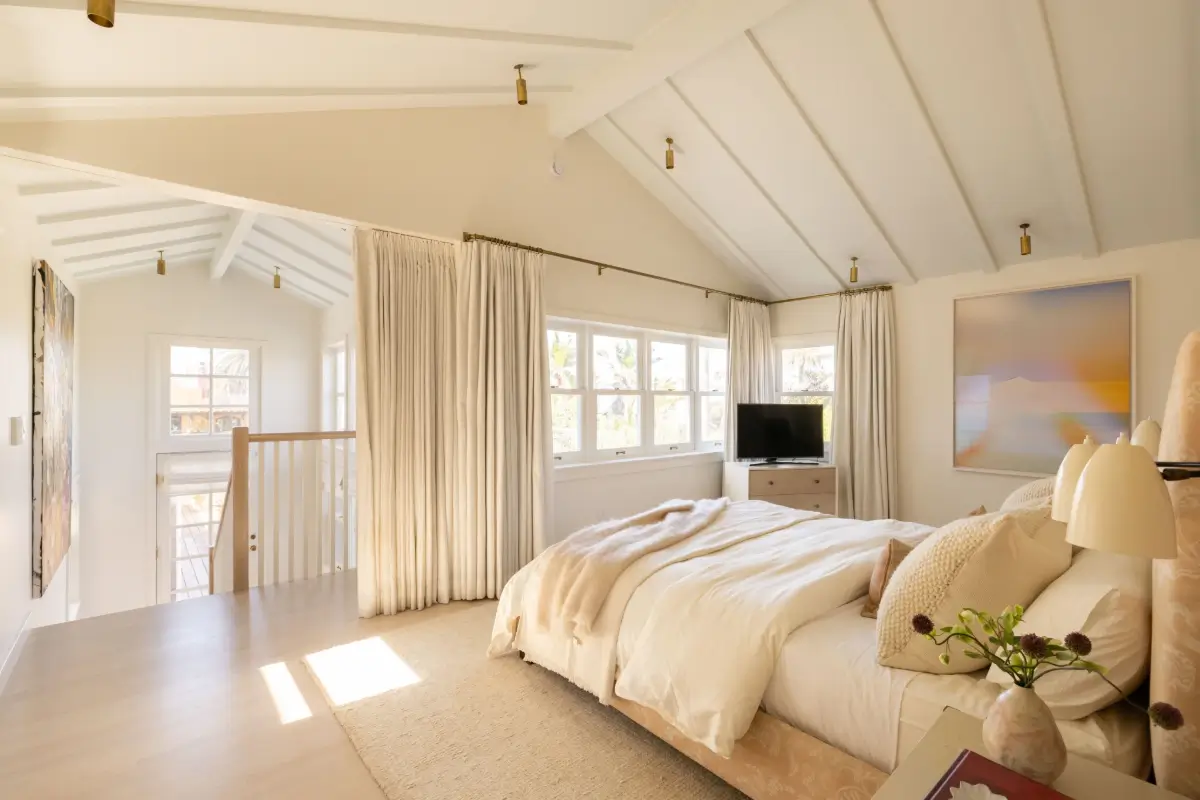 Pitched Ceilings and Light-Filled Spaces in a Venice Canals Home 14 light-filled-house-venice-canals-los-angeles