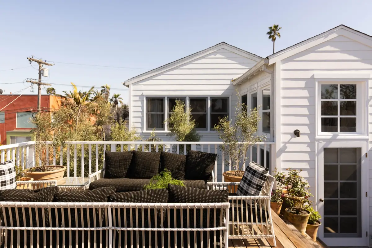 Pitched Ceilings and Light-Filled Spaces in a Venice Canals Home 20 light-filled-house-venice-canals-los-angeles