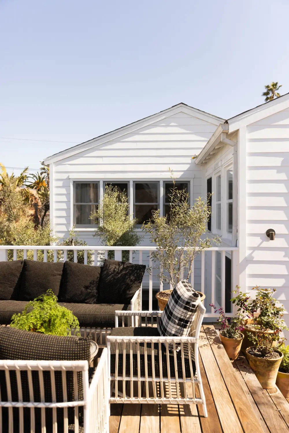 Pitched Ceilings and Light-Filled Spaces in a Venice Canals Home 21 light-filled-house-venice-canals-los-angeles
