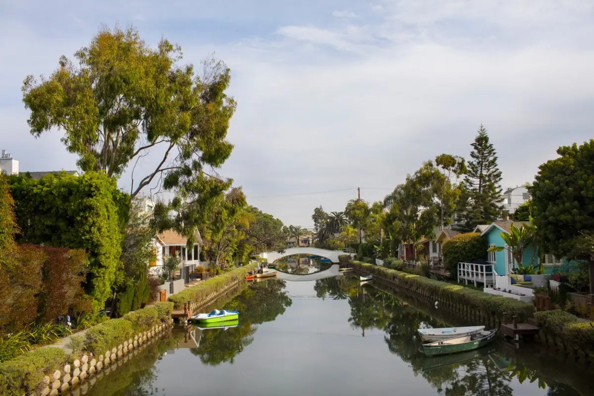 Pitched Ceilings and Light-Filled Spaces in a Venice Canals Home 25 light-filled-house-venice-canals-los-angeles