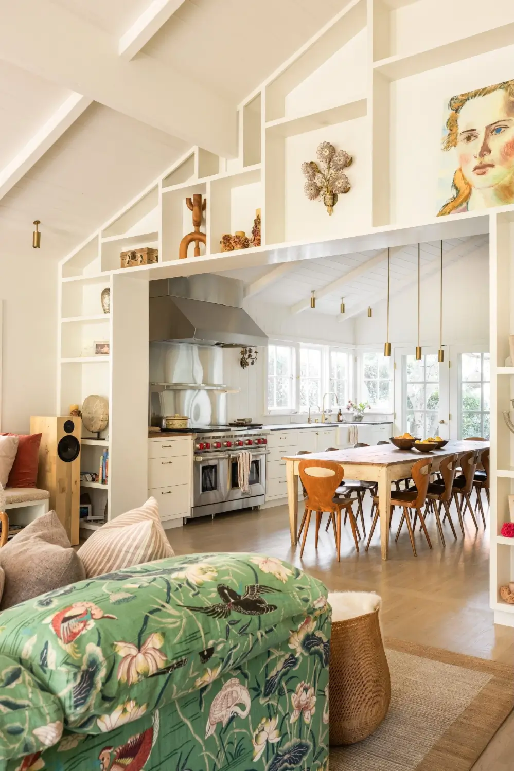 Pitched Ceilings and Light-Filled Spaces in a Venice Canals Home 5 light-filled-house-venice-canals-los-angeles