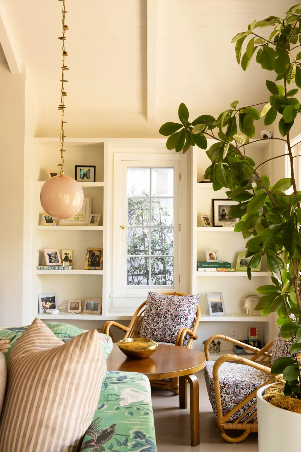 Pitched Ceilings and Light-Filled Spaces in a Venice Canals Home 3 light-filled-house-venice-canals-los-angeles