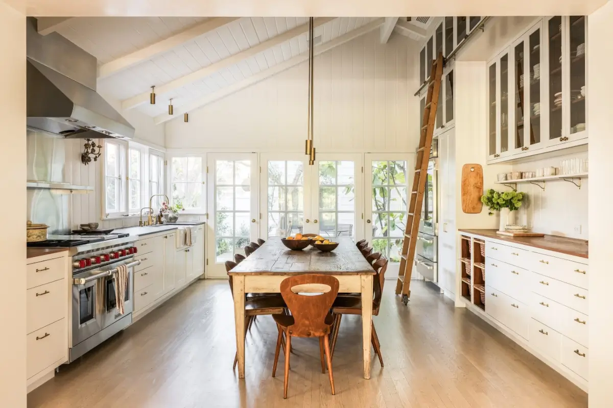 Pitched Ceilings and Light-Filled Spaces in a Venice Canals Home 8 light-filled-house-venice-canals-los-angeles