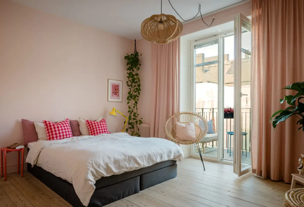 Pink and Green Rooms in a Bright Early 20th-Century Apartment 22 light-filled-swedish-apartment-pink-bedroom-nordroom