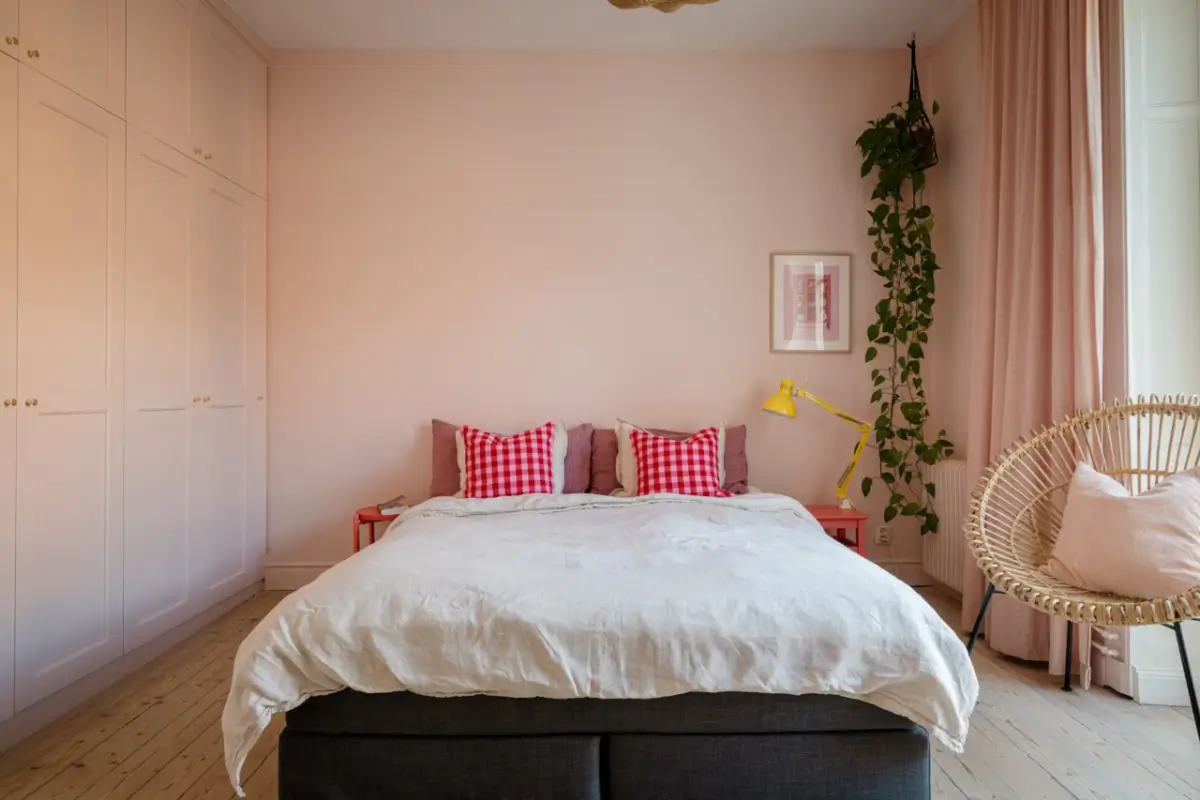 Pink and Green Rooms in a Bright Early 20th-Century Apartment 23 light-filled-swedish-apartment-pink-bedroom-nordroom