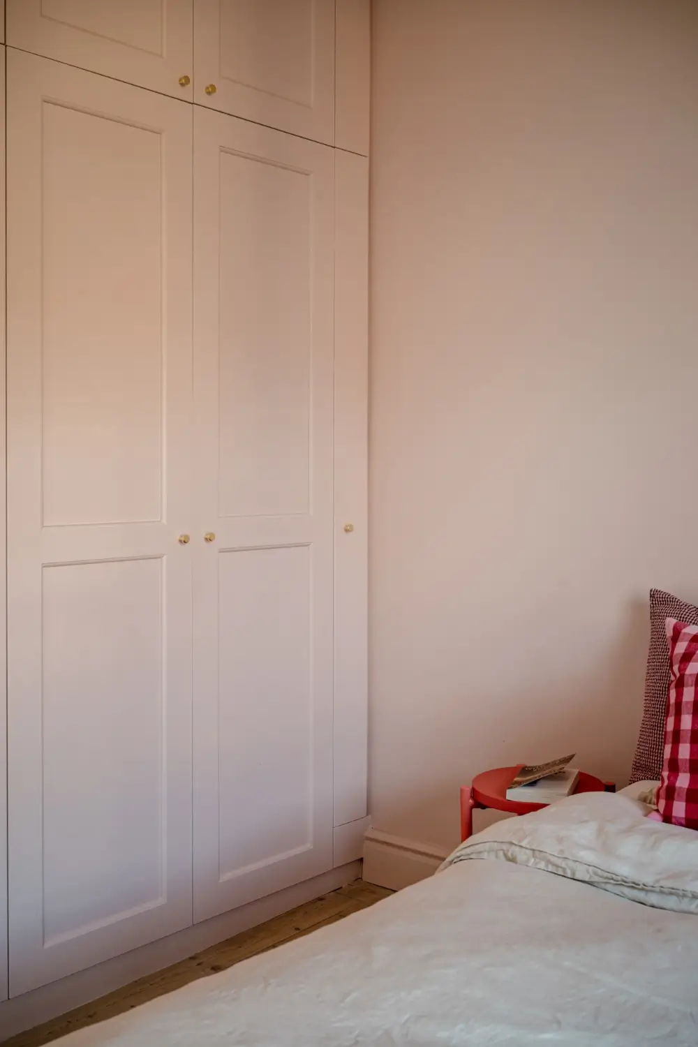 Pink and Green Rooms in a Bright Early 20th-Century Apartment 29 light-filled-swedish-apartment-pink-bedroom-nordroom