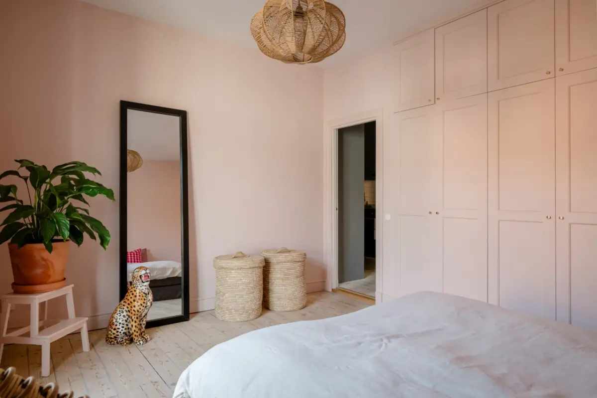 Pink and Green Rooms in a Bright Early 20th-Century Apartment 30 light-filled-swedish-apartment-pink-bedroom-nordroom