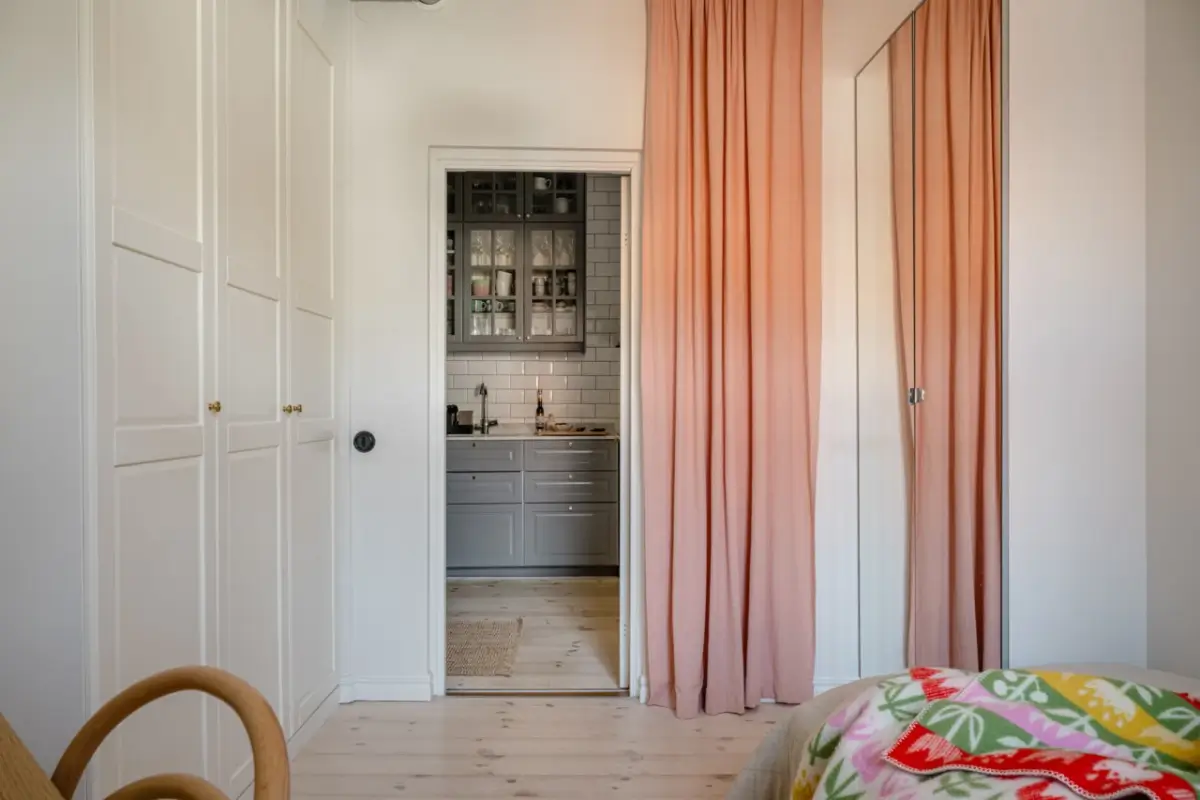 Pink and Green Rooms in a Bright Early 20th-Century Apartment 33 light-filled-swedish-apartment-pink-bedroom-nordroom