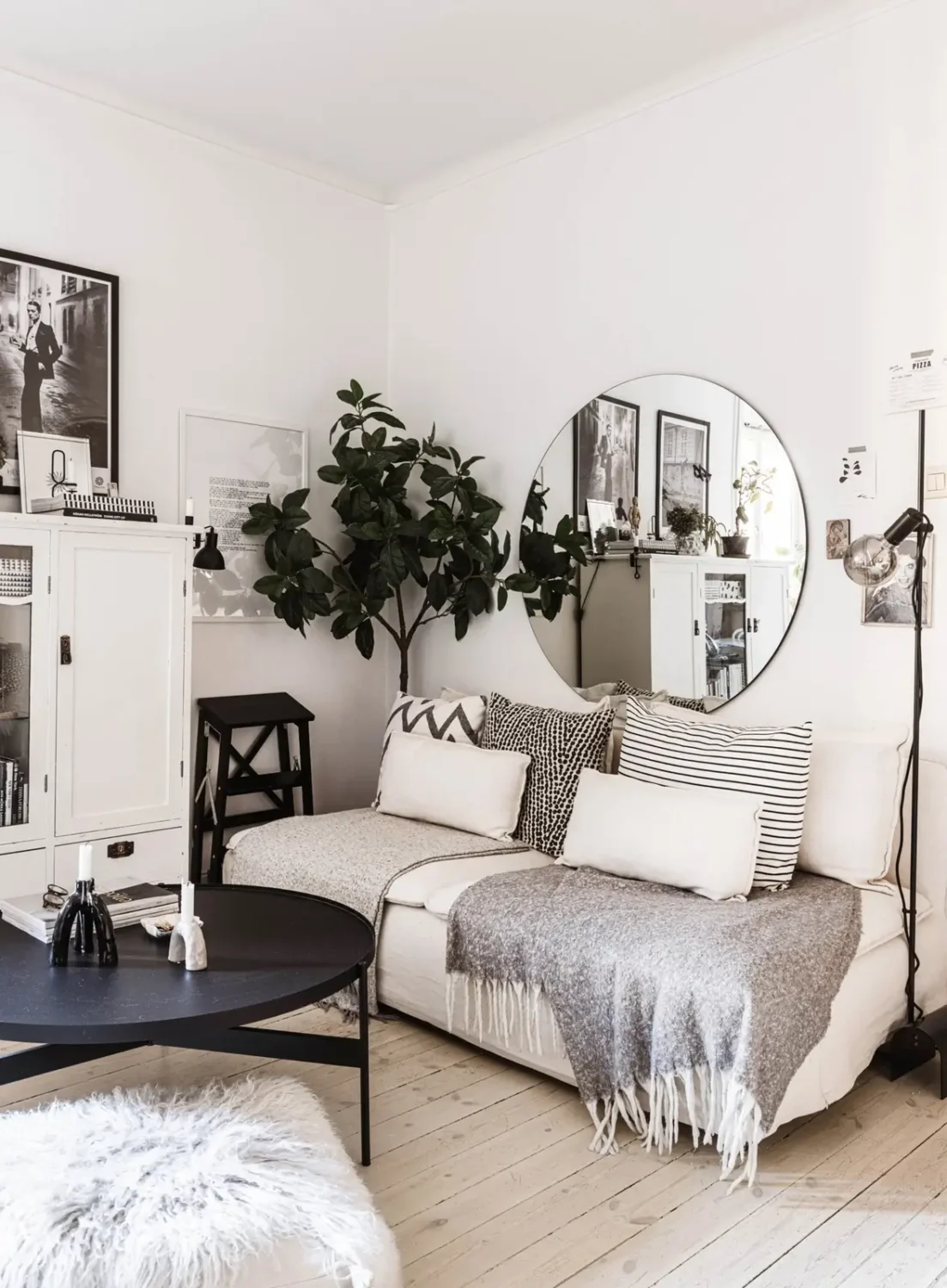 A Monochrome and Stylish Scandinavian Studio Apartment 6 monochrome-scandinavian-studio-apartment-curtain-room-divider-nordroom