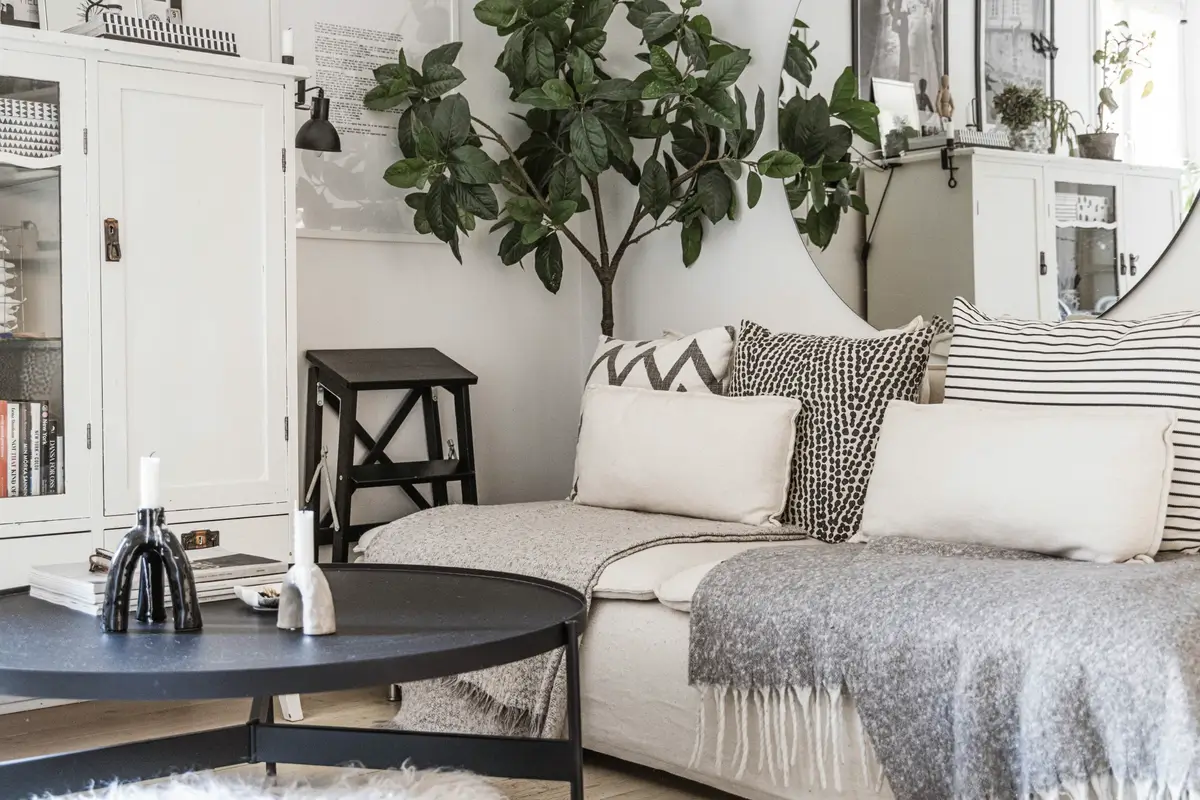 A Monochrome and Stylish Scandinavian Studio Apartment 7 monochrome-scandinavian-studio-apartment-curtain-room-divider-nordroom