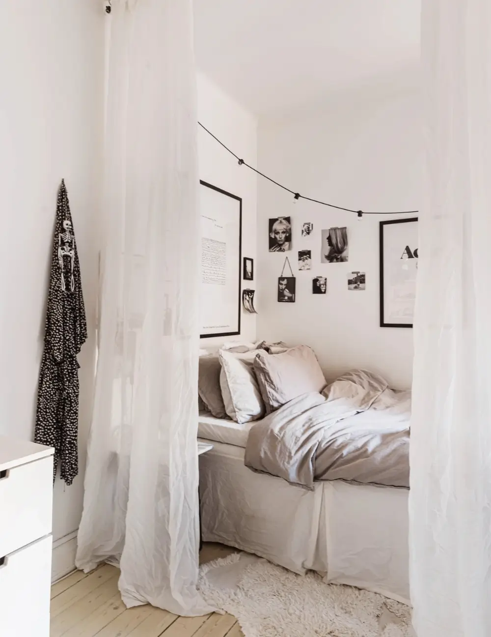 A Monochrome and Stylish Scandinavian Studio Apartment 8 monochrome-scandinavian-studio-apartment-curtain-room-divider-nordroom