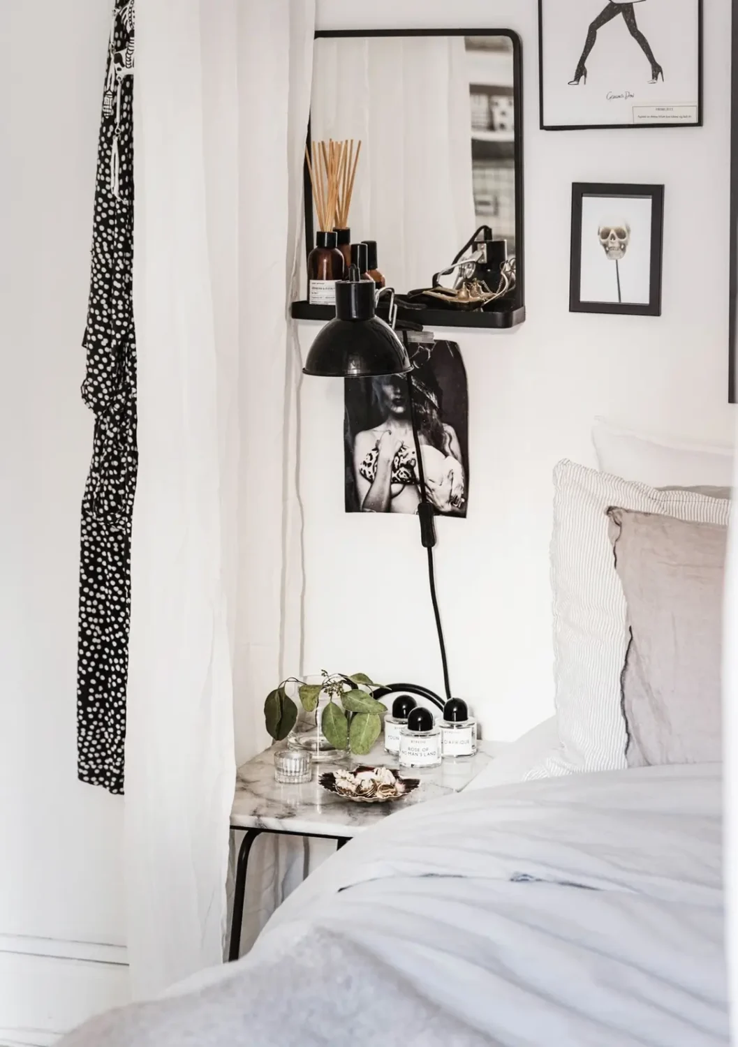A Monochrome and Stylish Scandinavian Studio Apartment 10 monochrome-scandinavian-studio-apartment-curtain-room-divider-nordroom