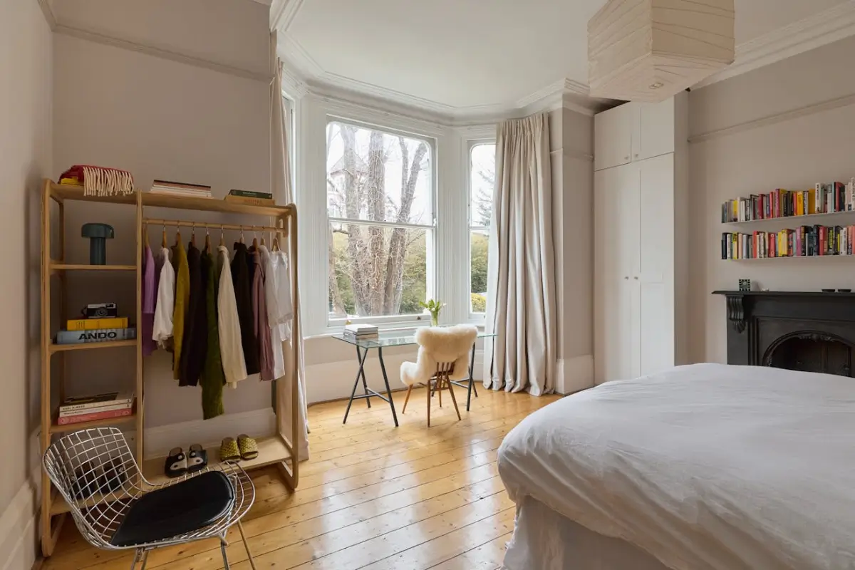 Large Windows and a Pared Back Palette in a Victorian London Apartment 22 pared-back-interiors-victorian-apartment-london