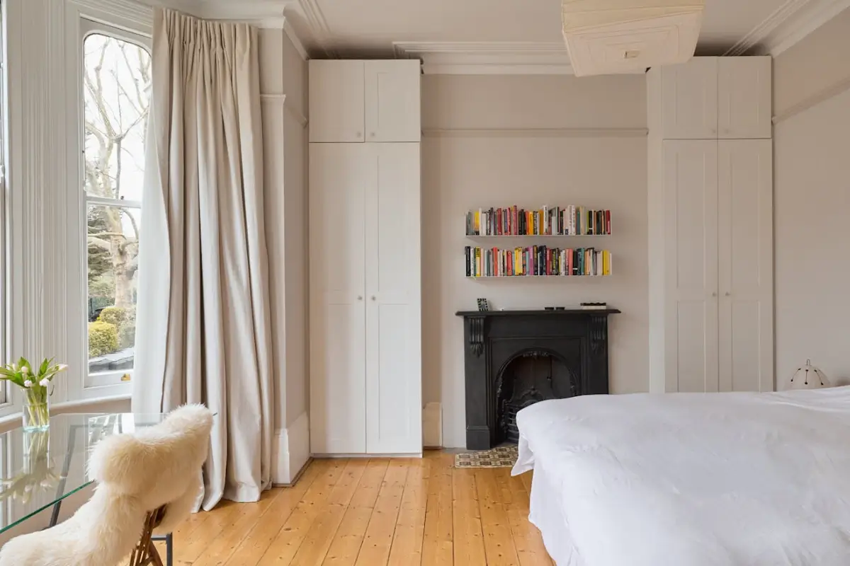 Large Windows and a Pared Back Palette in a Victorian London Apartment 23 pared-back-interiors-victorian-apartment-london