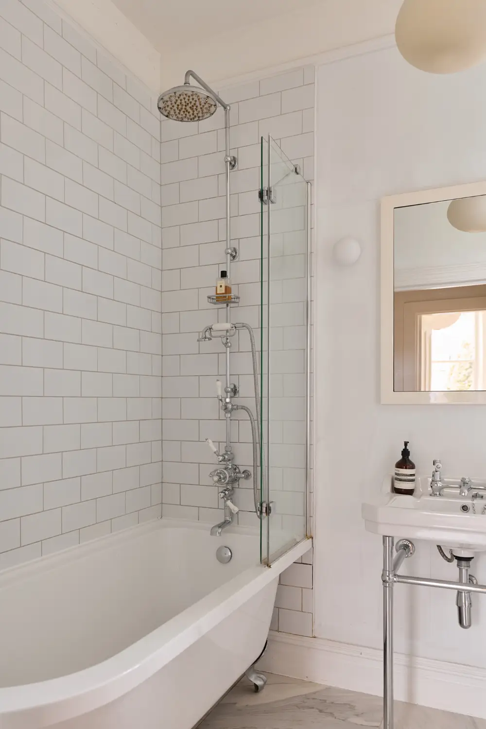Large Windows and a Pared Back Palette in a Victorian London Apartment 31 pared-back-interiors-victorian-apartment-london