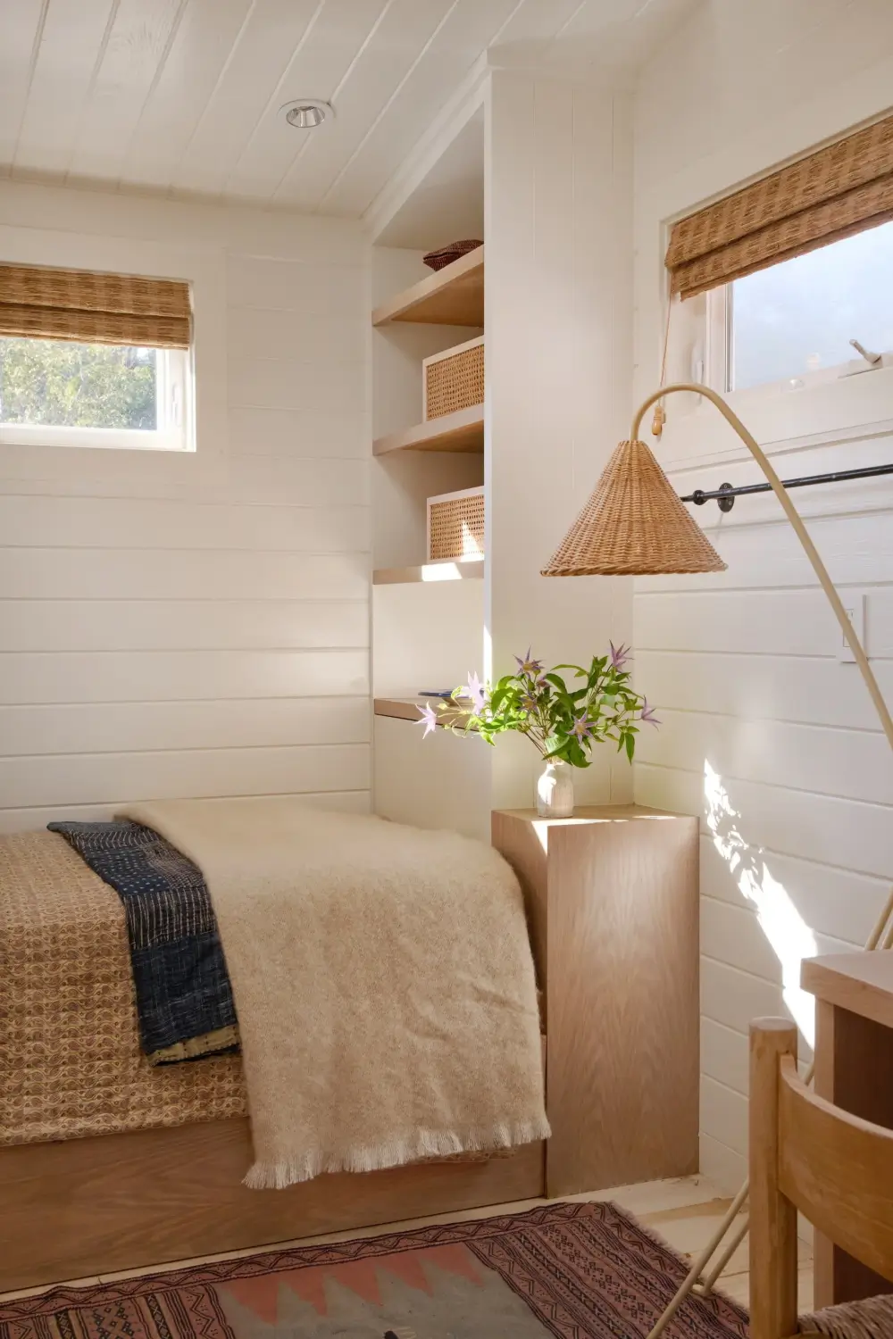 Natural Materials and Light-Filled Spaces in a Malibu Beach House 9 pink-beach-house-paradise-cove-malibu