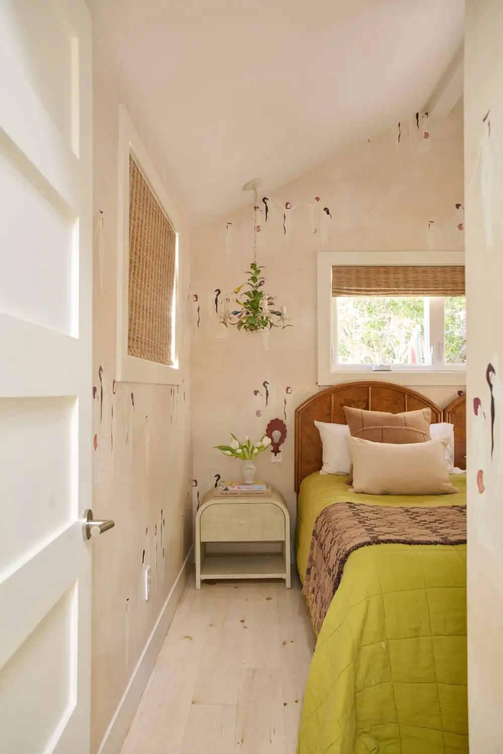 Natural Materials and Light-Filled Spaces in a Malibu Beach House 7 pink-beach-house-paradise-cove-malibu