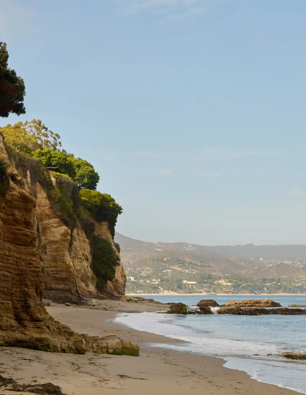 Natural Materials and Light-Filled Spaces in a Malibu Beach House 16 pink-beach-house-paradise-cove-malibu