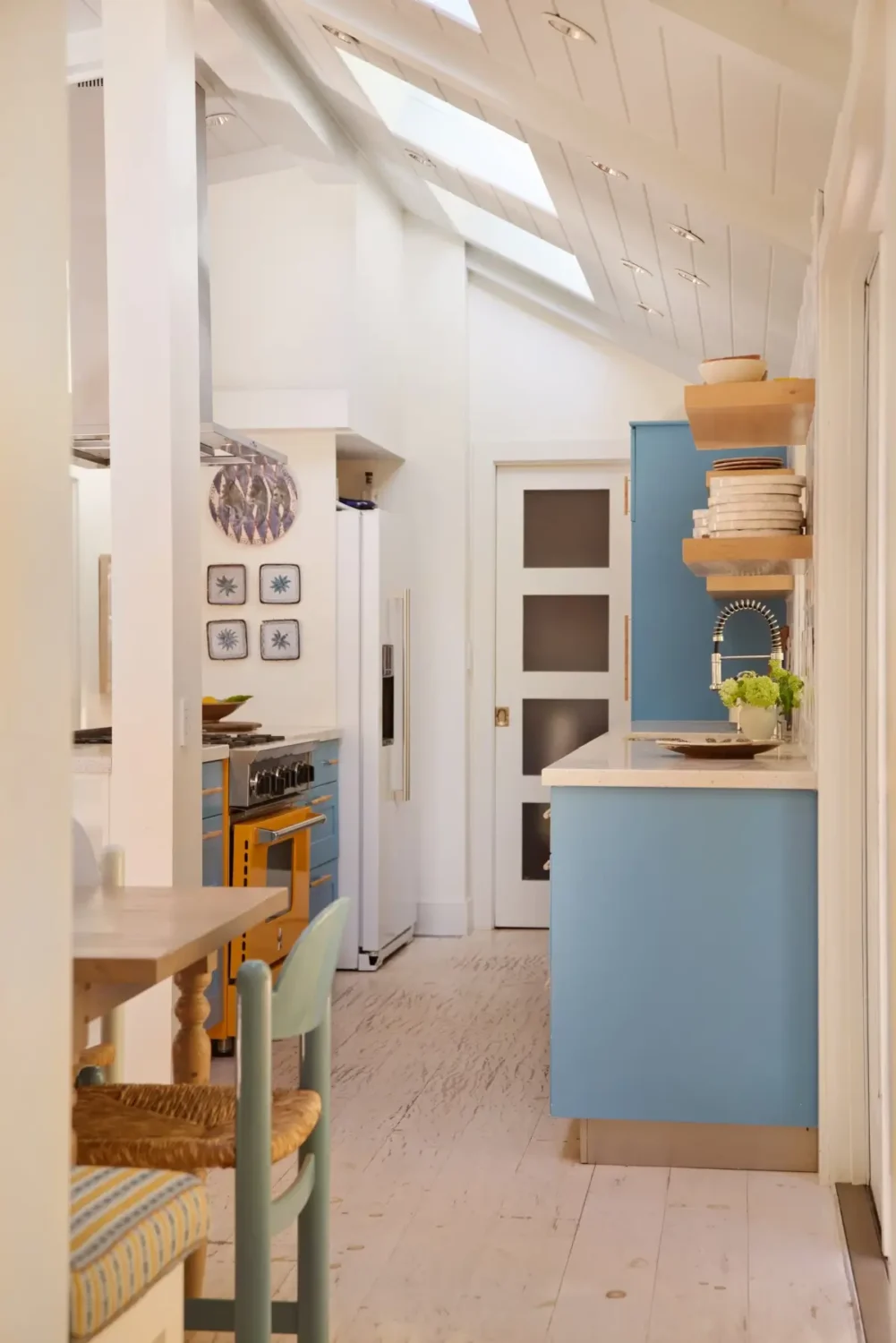 Natural Materials and Light-Filled Spaces in a Malibu Beach House 6 pink-beach-house-paradise-cove-malibu