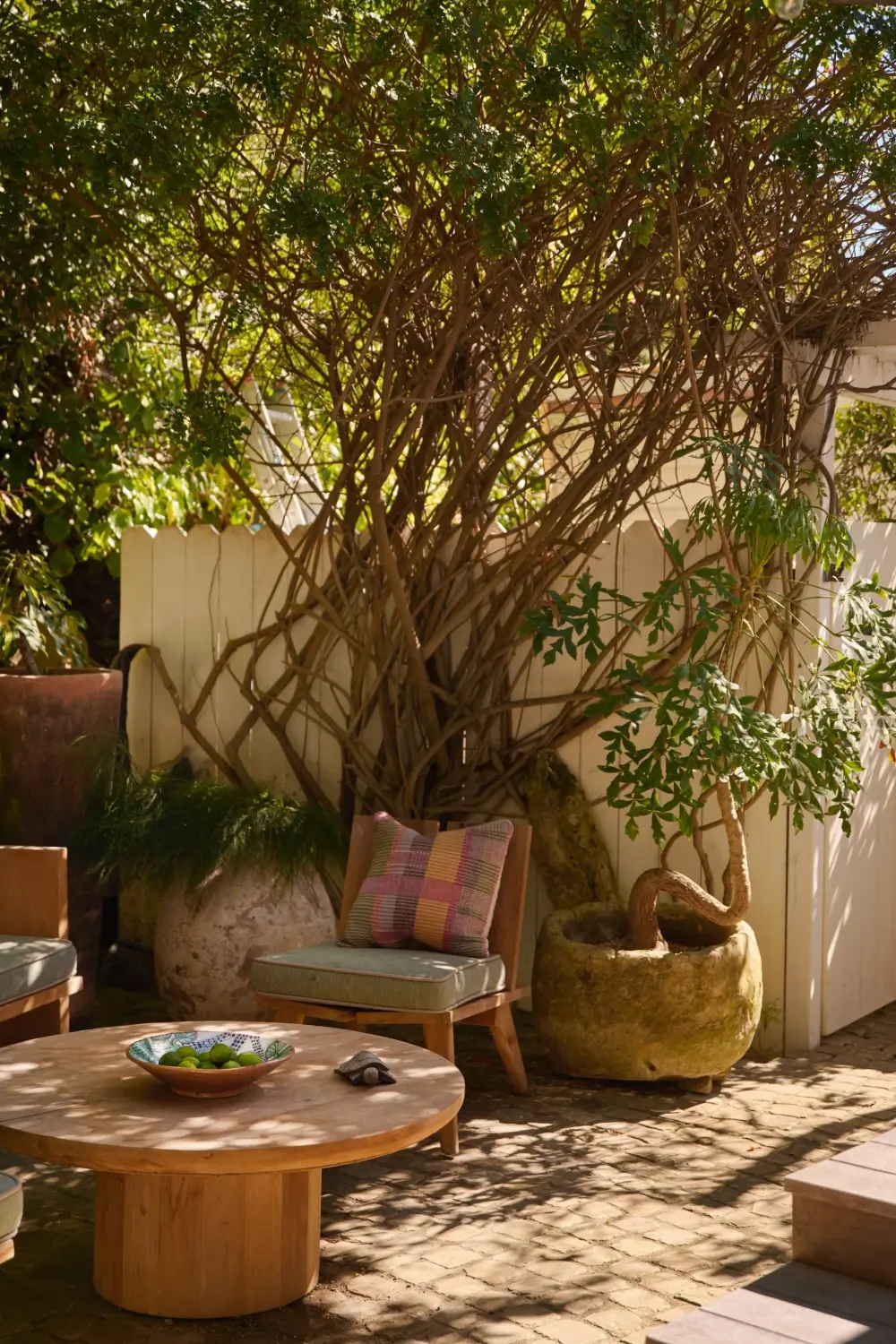 Natural Materials and Light-Filled Spaces in a Malibu Beach House 13 pink-beach-house-paradise-cove-malibu