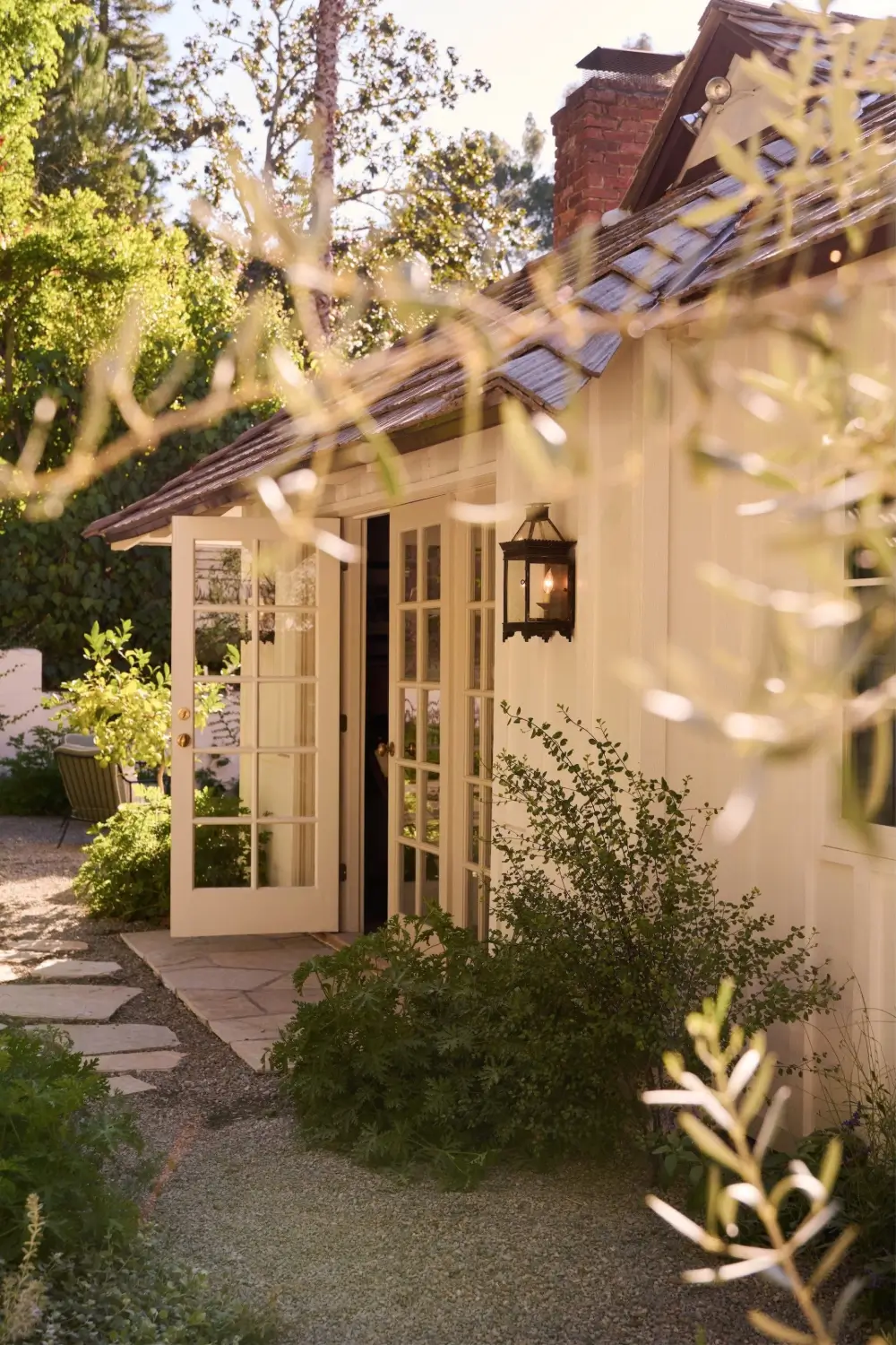 A Renovated Single-Story California Ranch with a Lush Garden 13 renovated-california-ranch-los-angeles