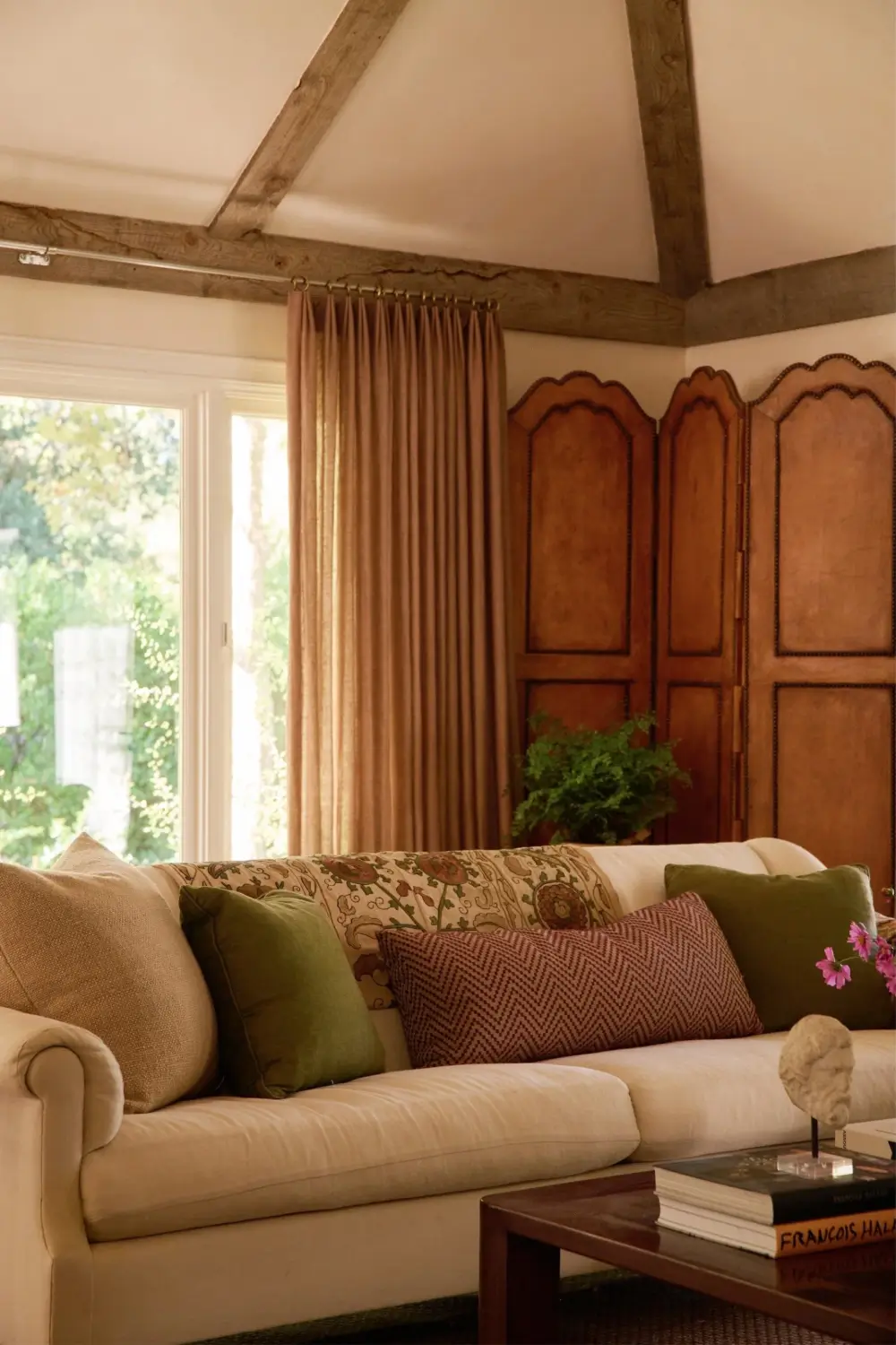 A Renovated Single-Story California Ranch with a Lush Garden 4 renovated-california-ranch-los-angeles