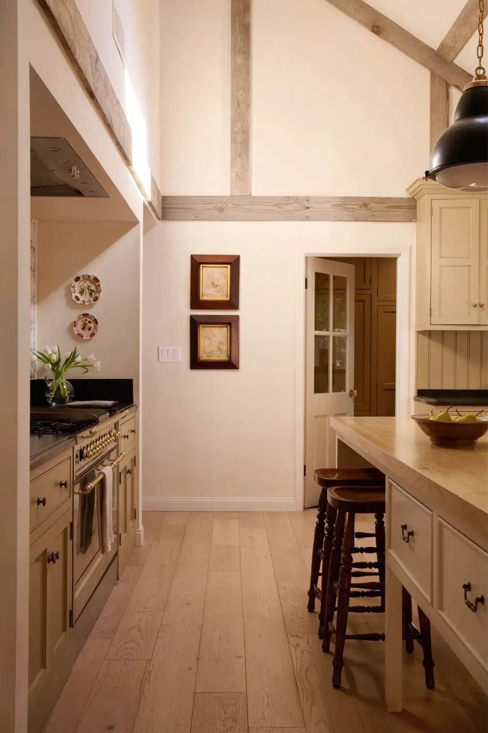 A Renovated Single-Story California Ranch with a Lush Garden 7 renovated-california-ranch-los-angeles