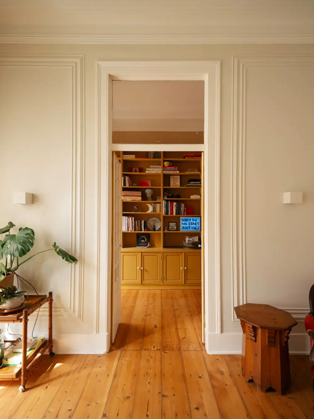 Rich Colors and Period Features in a Renovated Garden Apartment in Lisbon 5 renovated-garden-apartment-lisbon-nordroom