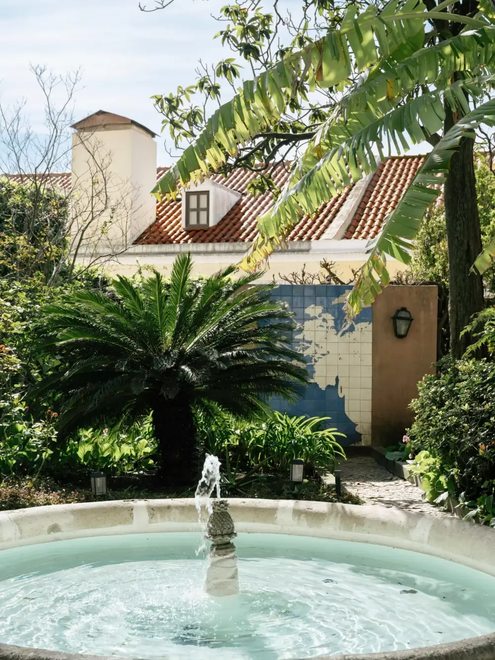 Rich Colors and Period Features in a Renovated Garden Apartment in Lisbon 23 renovated-garden-apartment-lisbon-nordroom