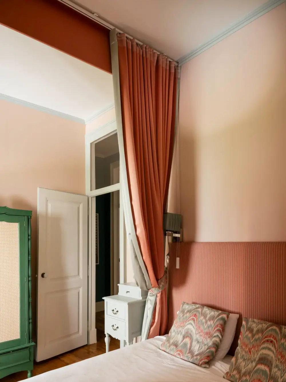 Rich Colors and Period Features in a Renovated Garden Apartment in Lisbon 17 renovated-garden-apartment-lisbon-nordroom