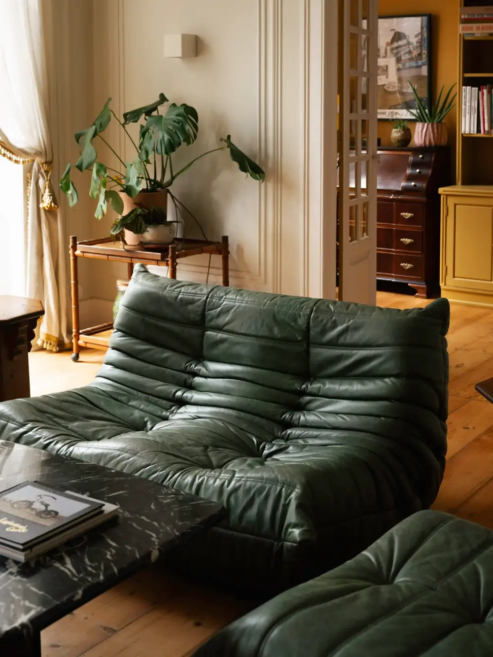 Rich Colors and Period Features in a Renovated Garden Apartment in Lisbon 3 renovated-garden-apartment-lisbon-nordroom
