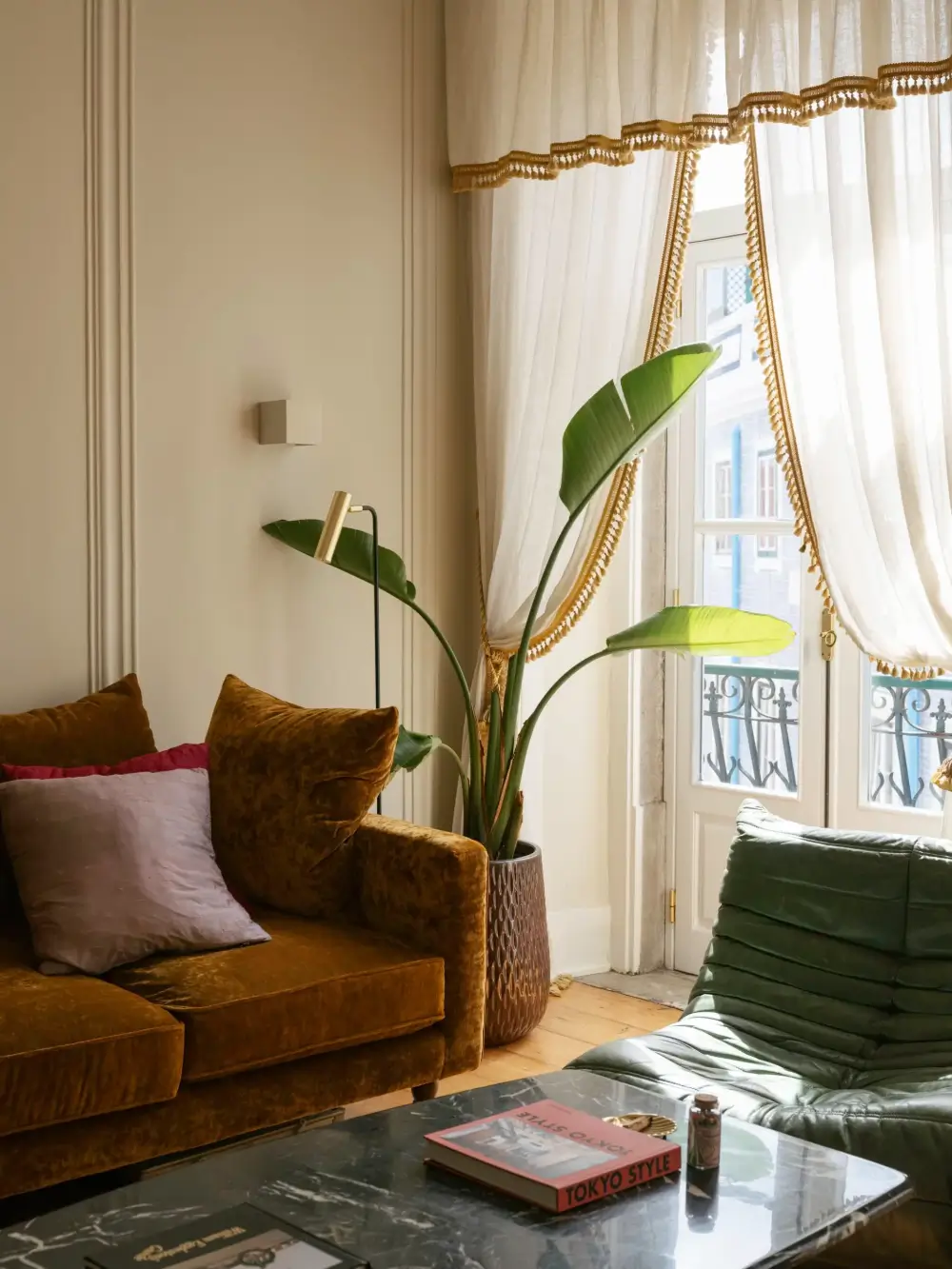 Rich Colors and Period Features in a Renovated Garden Apartment in Lisbon 4 renovated-garden-apartment-lisbon-nordroom