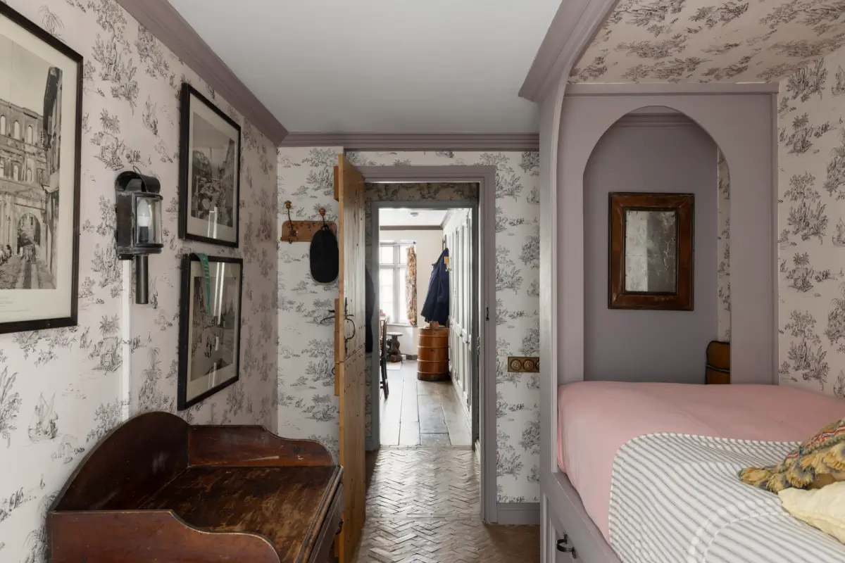 Rich Interiors and Historic Character in a Kensington Townhouse 18 antique-interiors-period-character-london-townhouse