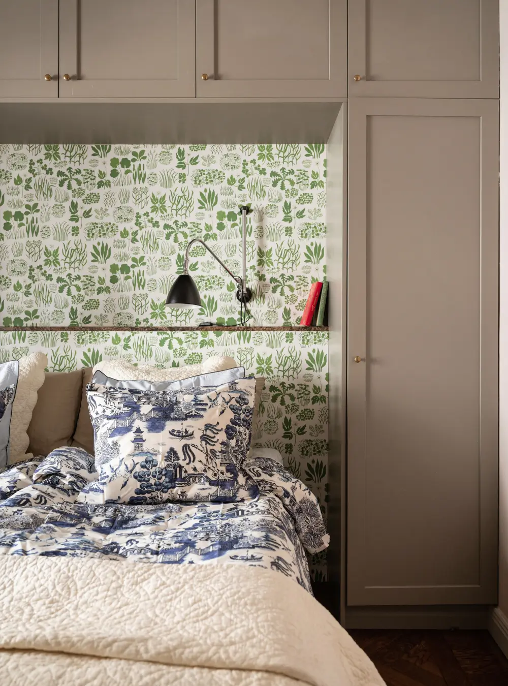 Josef Frank Designs in a Spacious Late 19th-Century Apartment 19 botanical-wallpaper-stockholm-apartment-nordroom