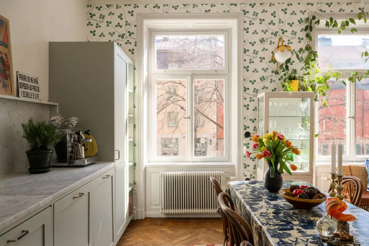 Josef Frank Designs in a Spacious Late 19th-Century Apartment 7 botanical-wallpaper-stockholm-apartment-nordroom