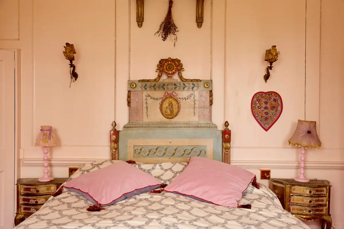 Playful and Colorful Interiors in a Grand Georgian House in the English Countryside 20 colorful-eclectic-art-filled-manor-house-england