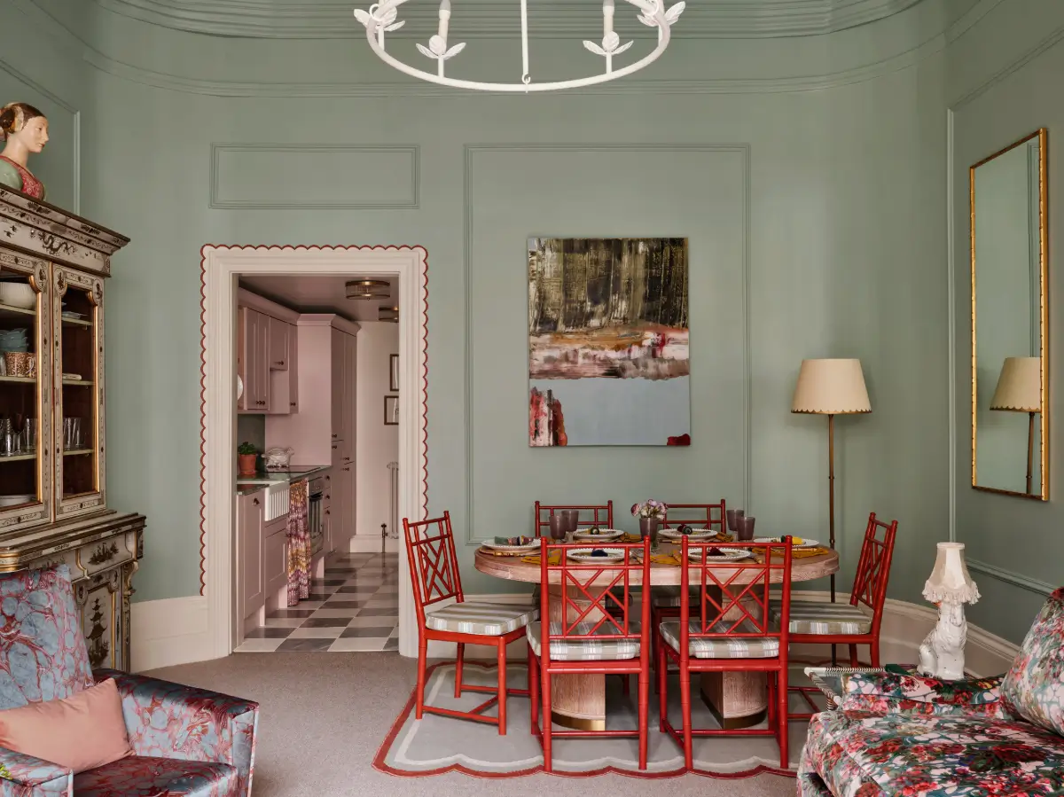Color, Patterns, and Classic Elements in a Maximalist London Apartment 3 maximalist-london-apartment-bold-colors-patterns