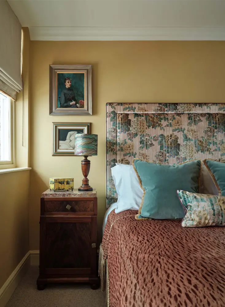 Color, Patterns, and Classic Elements in a Maximalist London Apartment 7 maximalist london apartment bold colors patterns14 Color, Patterns, and Classic Elements in a Maximalist London Apartment