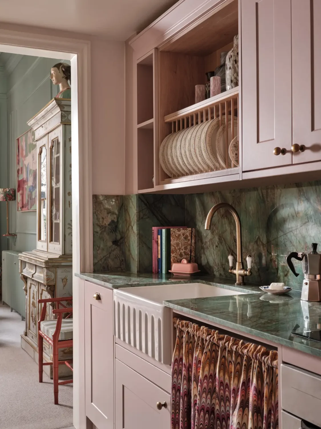 Color, Patterns, and Classic Elements in a Maximalist London Apartment 5 maximalist-london-apartment-bold-colors-patterns