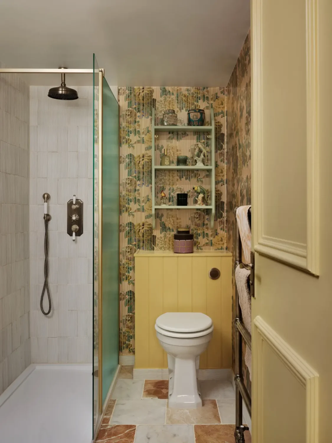 50 Bathroom Wallpaper Ideas Adding Color, Style, and Expression 11 maximalist-london-apartment-bold-colors-patterns