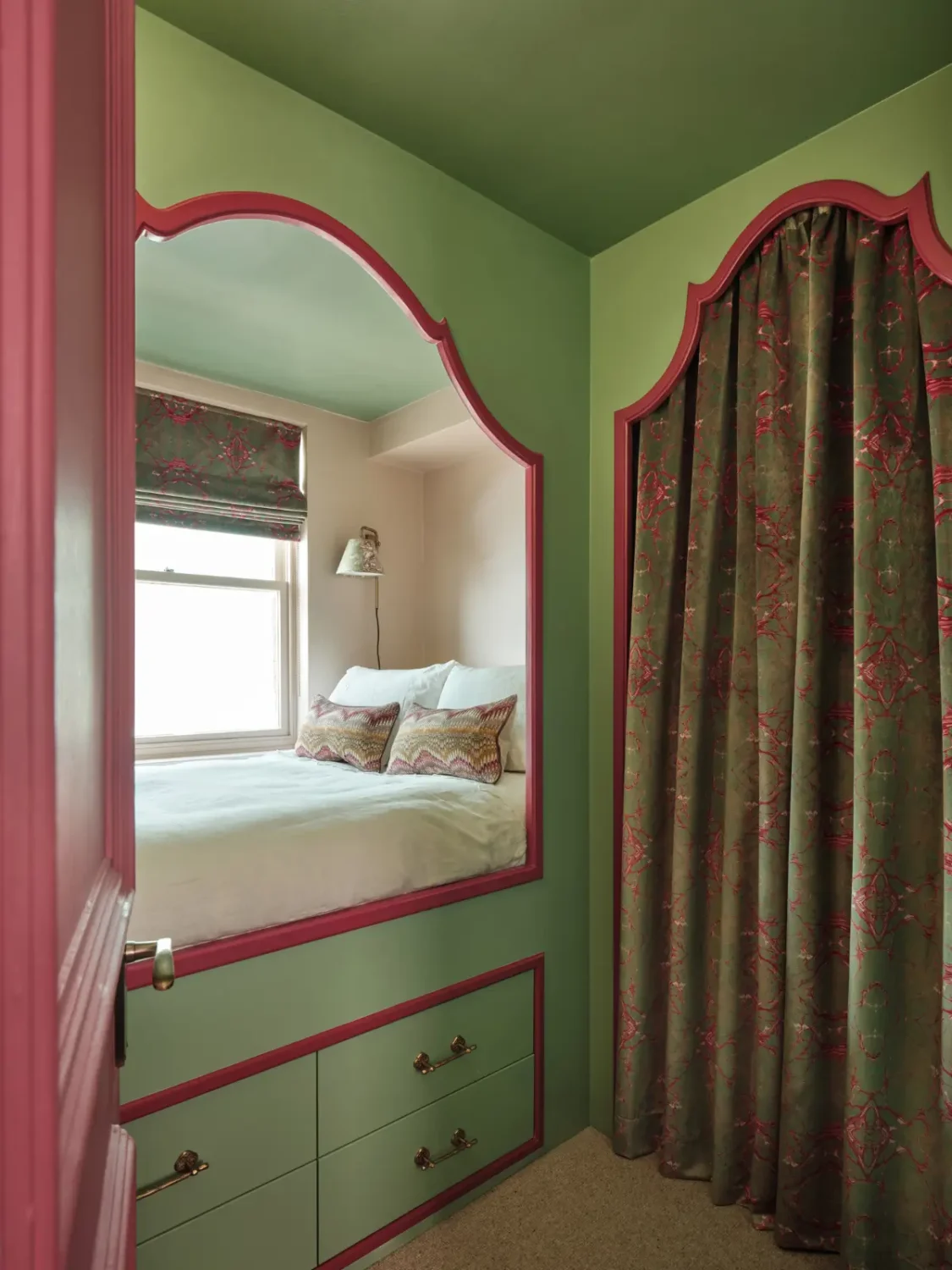 Color, Patterns, and Classic Elements in a Maximalist London Apartment 12 maximalist-london-apartment-bold-colors-patterns