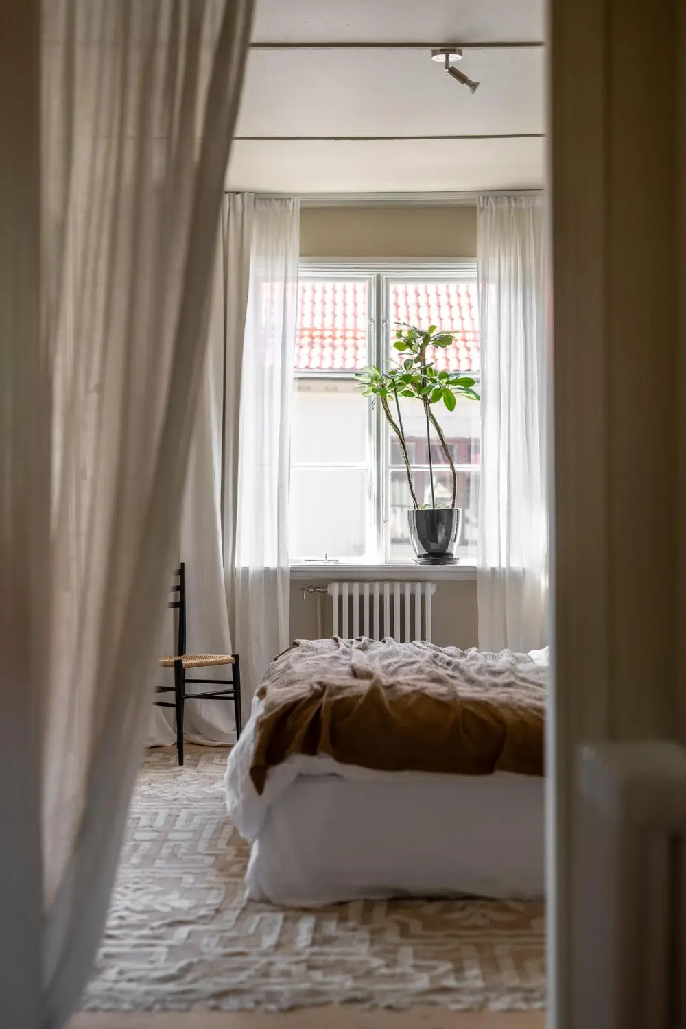 A Serene Palette and a Lovely Custom-Built Kitchen in a Gothenburg Apartment 30 natural-materials-serene-colors-gothenburg-apartment-nordroom