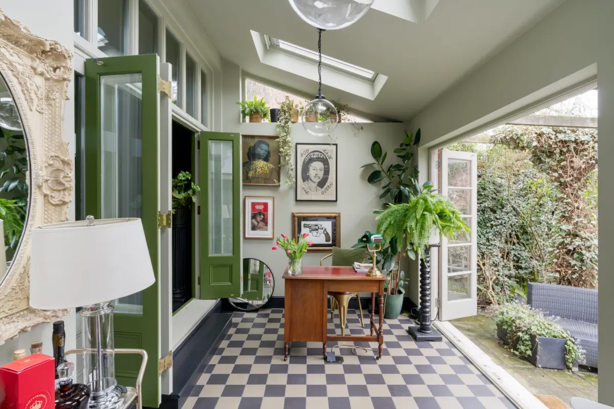 A Rich Color Scheme and Period Features in a London Garden Apartment 6 rich-colors-garden-apartment-london