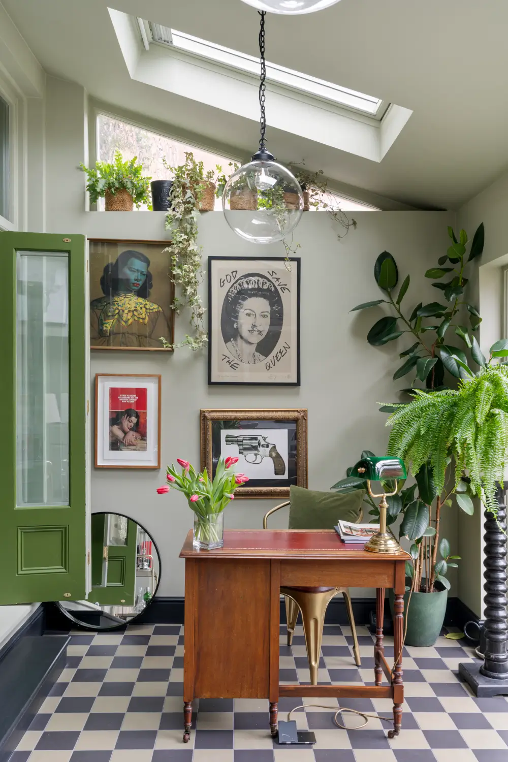 A Rich Color Scheme and Period Features in a London Garden Apartment 9 rich-colors-garden-apartment-london