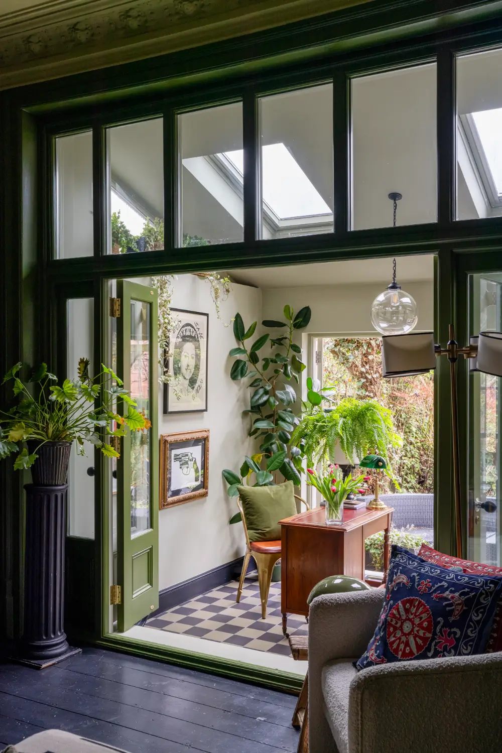 A Rich Color Scheme and Period Features in a London Garden Apartment 5 rich-colors-garden-apartment-london
