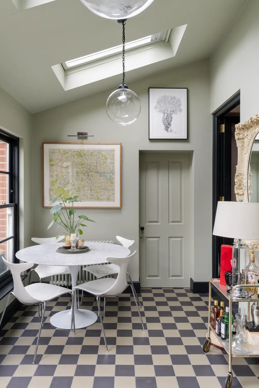 A Rich Color Scheme and Period Features in a London Garden Apartment 7 rich-colors-garden-apartment-london